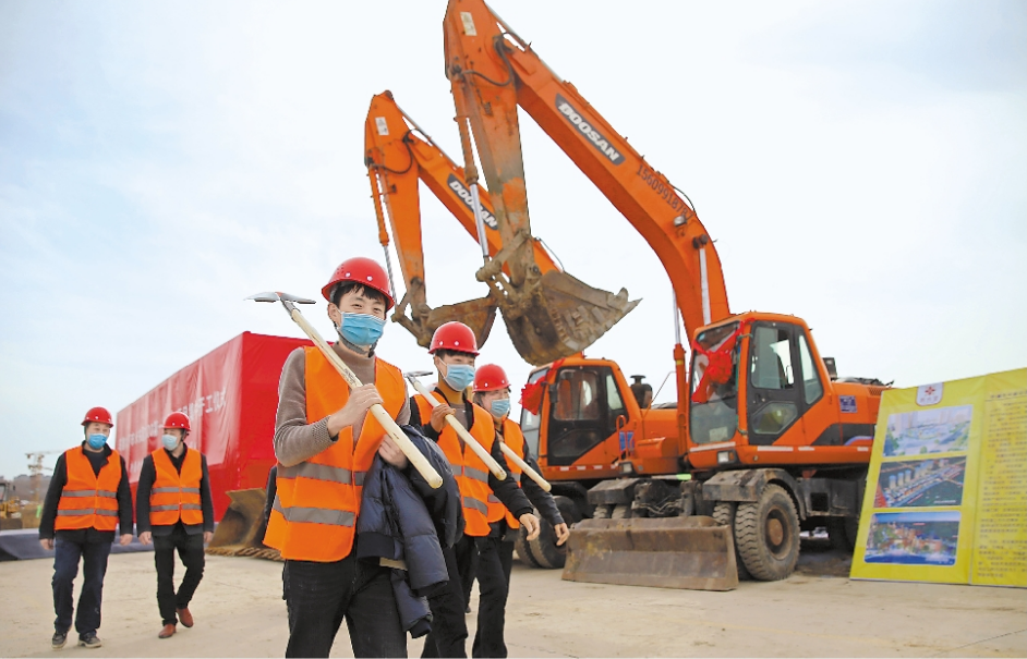 米东区2020年度第一批重点项目开工仪式现场,工人前往施工工地.